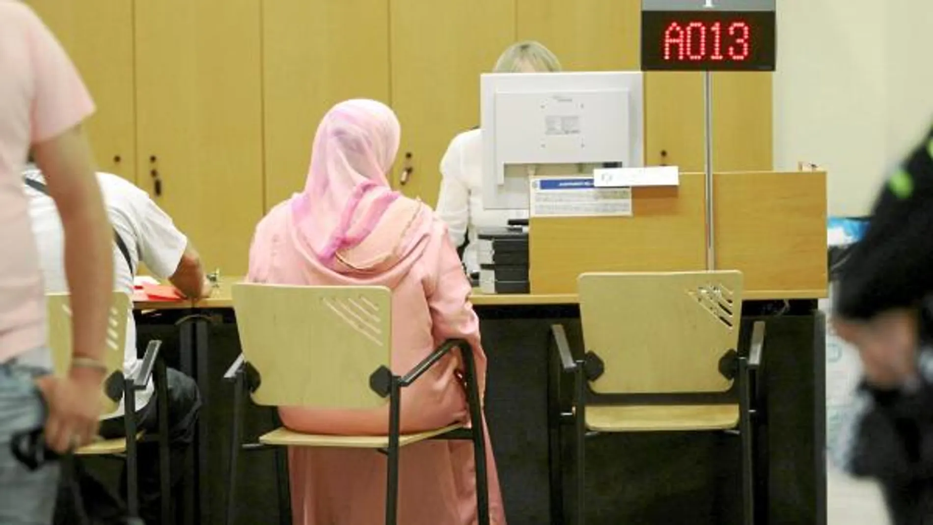 Una mujer con velo islámico, ayer en el Ayuntamiento de El Vendrell