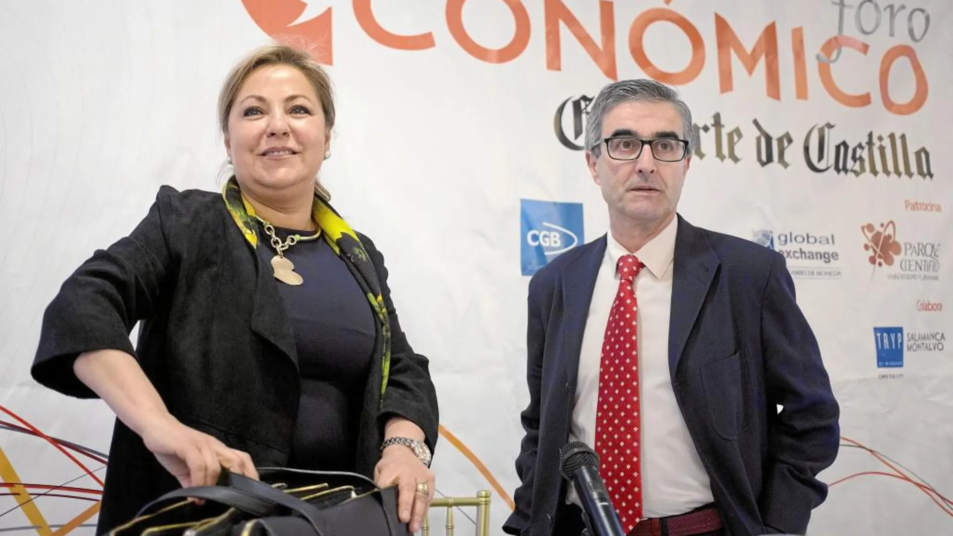 Rosa Valdeón junto al subdirector de El Norte de Castilla, José Ignacio Foces, ayer en Salamanca,