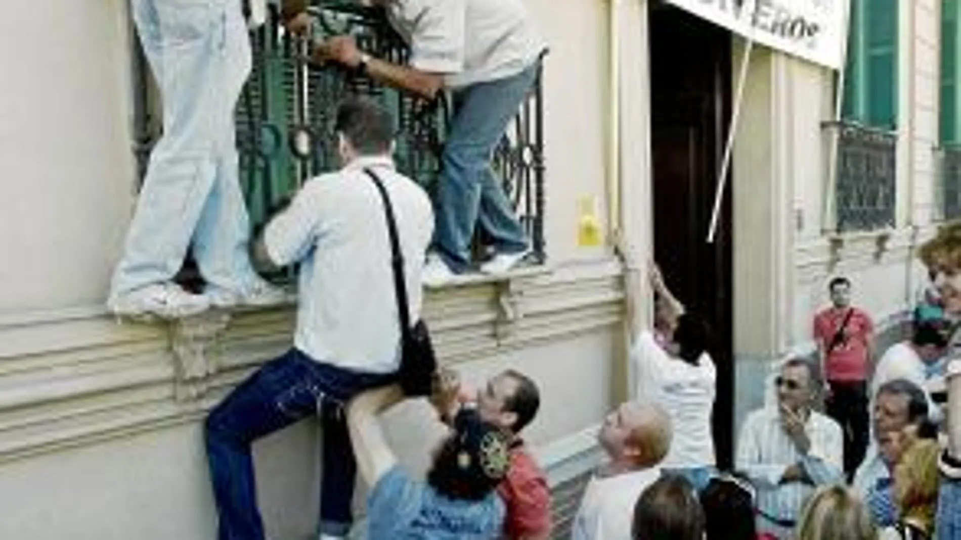 Málaga amarra sus chiringuitos para todo el año