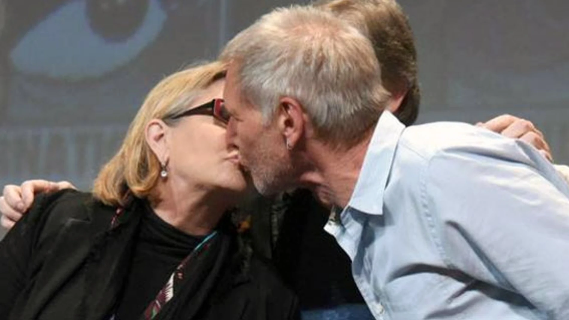 Carrie Fisher y Harrison Ford, la Princesa Leia y Han Solo en la saga Star Wars, se besan en el salón del cómic Comic Con