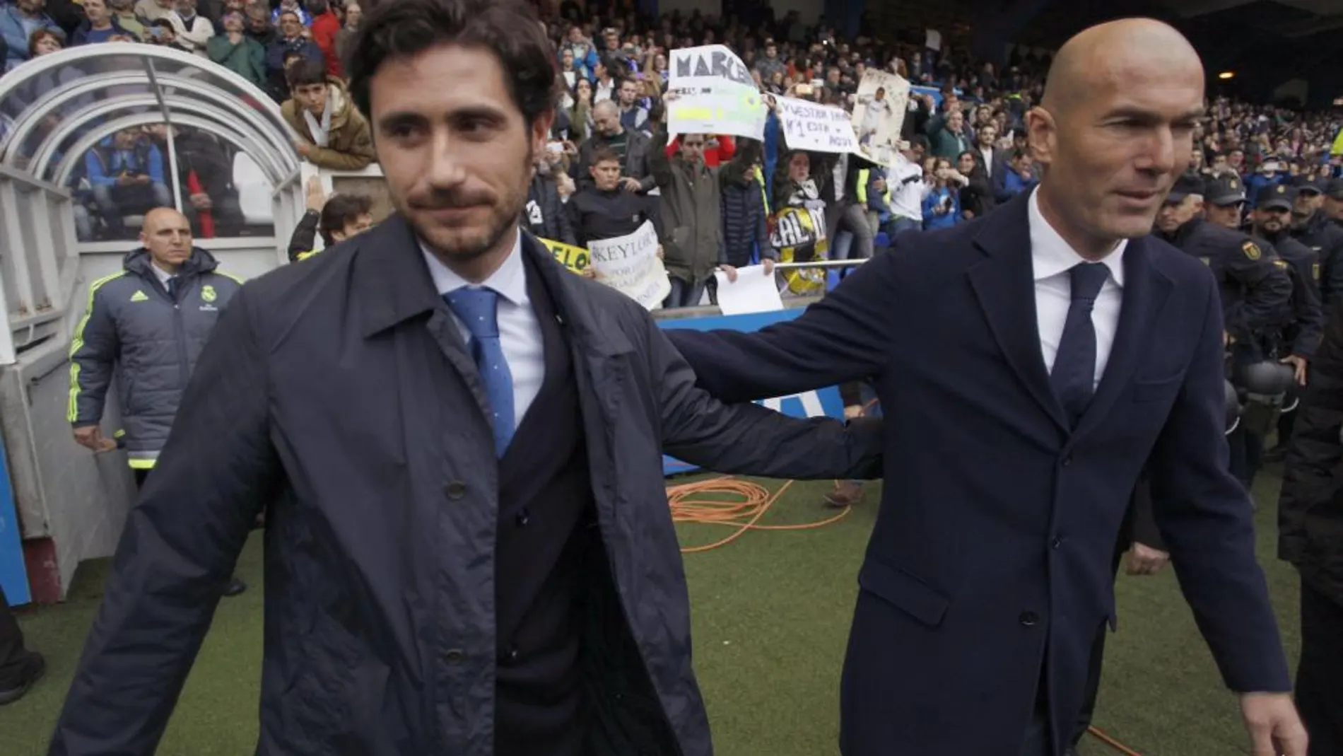 El entrenador del Real Madrid, y el del Deportivo, durante el partido.