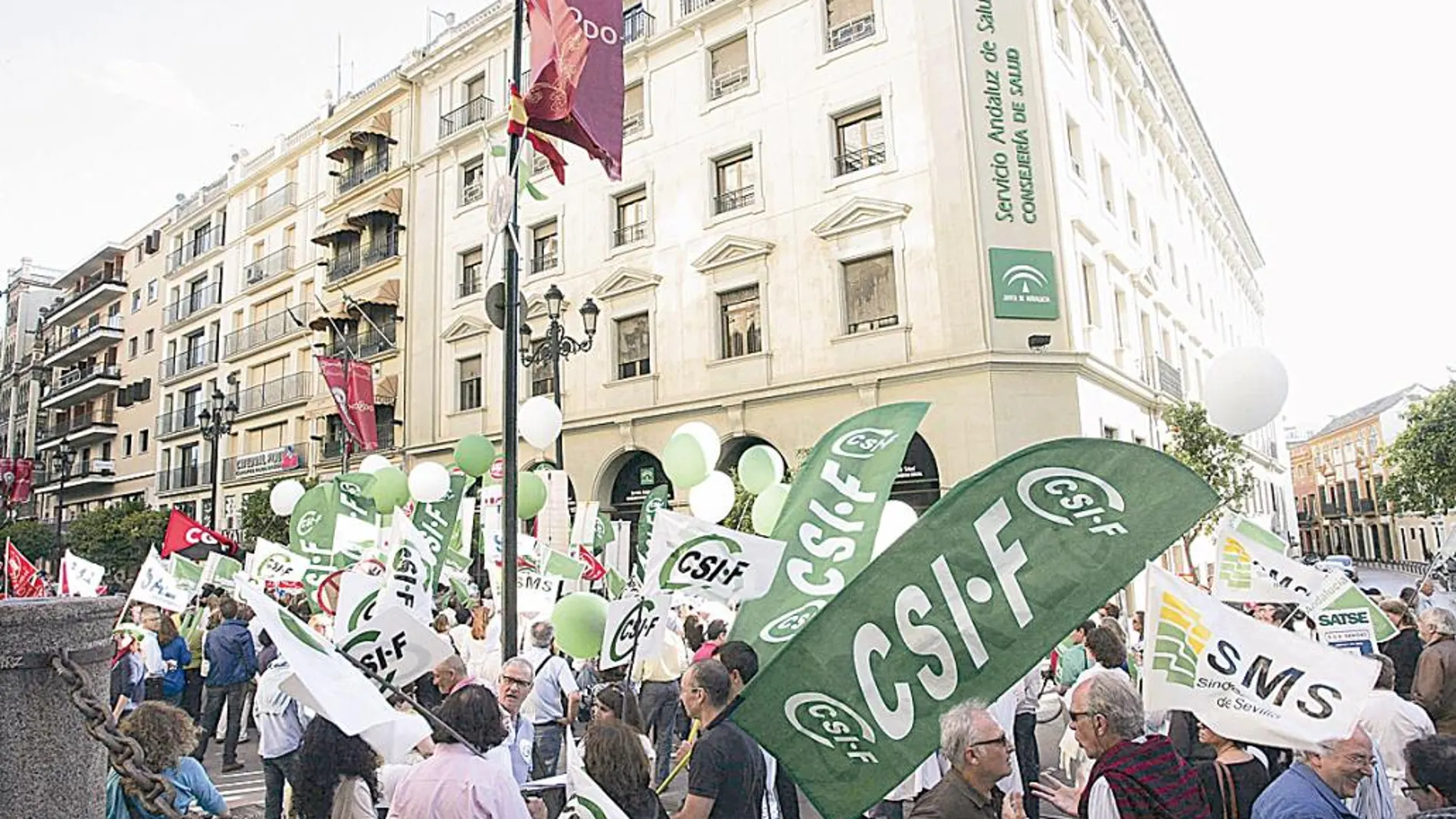 Profesionales sanitarios protestan por los recortes ante la sede del SAS, en Sevilla