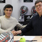 Ale Galán, firmando su contrato con adidas padel