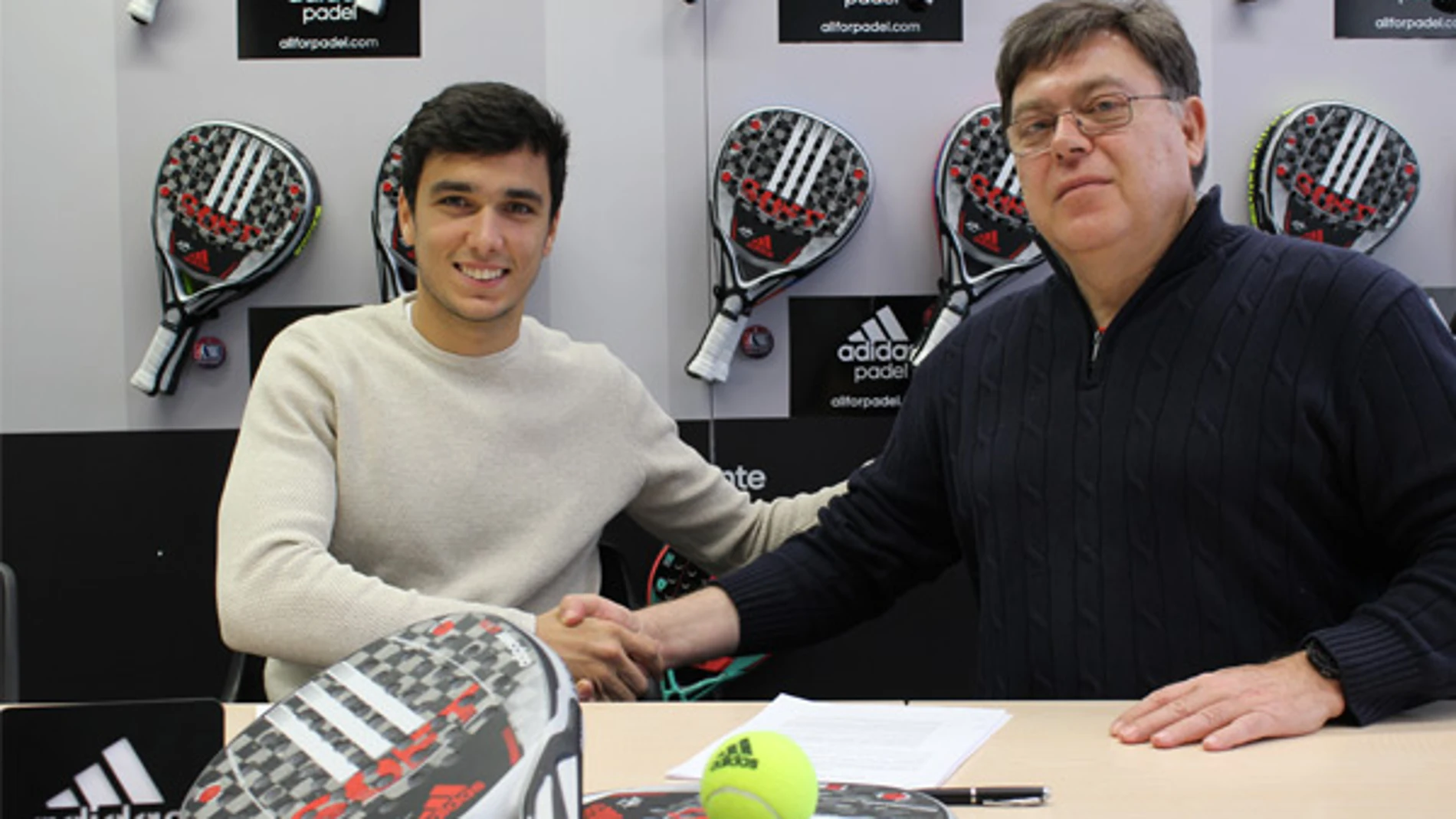 Ale Galán, firmando su contrato con adidas padel