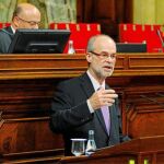 El conseller de Economía, Antoni Castells, ayer durante su intervención en el pleno del Parlamento de Cataluña