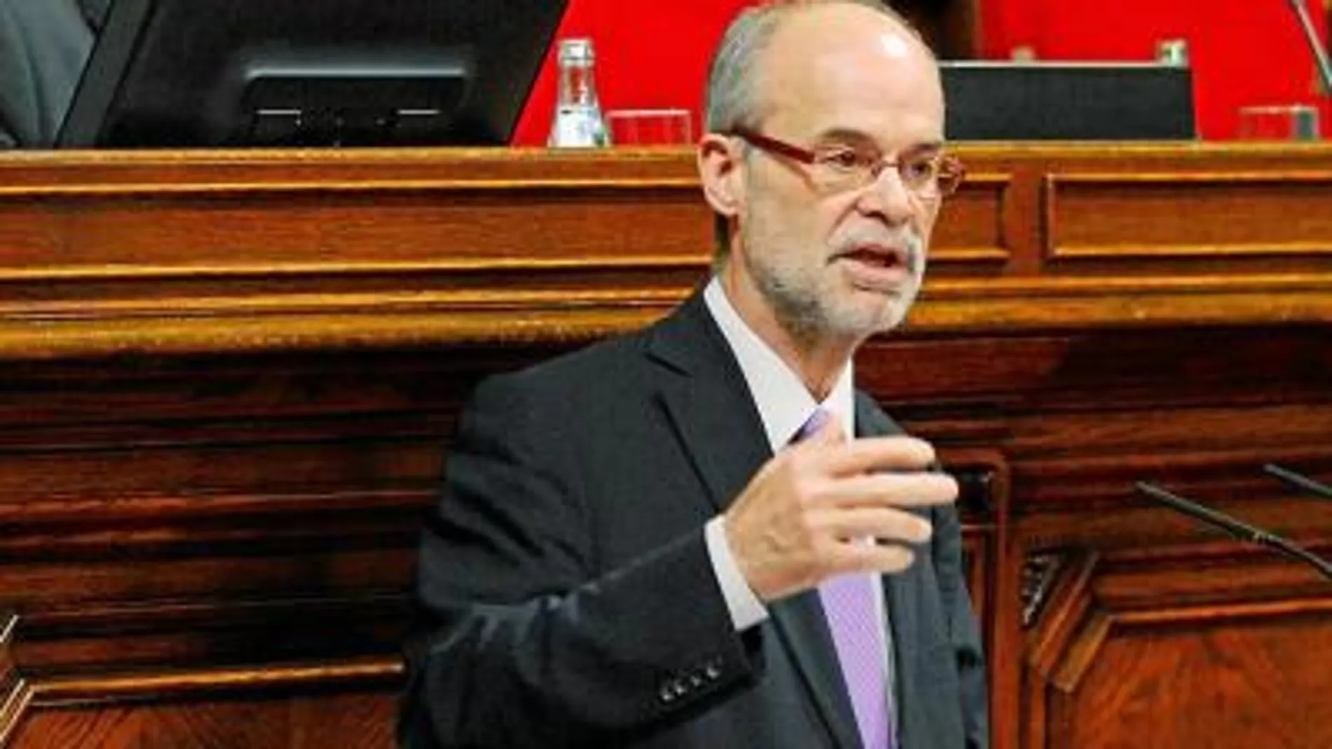 El conseller de Economía, Antoni Castells, ayer durante su intervención en el pleno del Parlamento de Cataluña