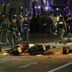 Agentes de la policía tailandesa permanecen en el lugar donde ha explosionado una bomba frente a un templo budista en Bangkok