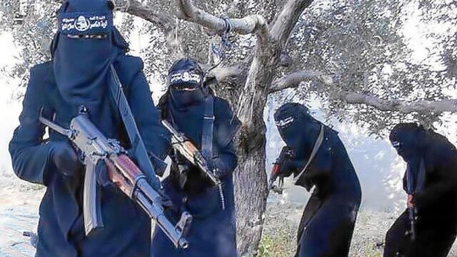 Un grupo de mujeres de Estado Islámico en un entrenamiento con armas de combate