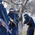 Un grupo de mujeres de Estado Islámico en un entrenamiento con armas de combate