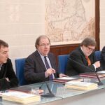 Herrera firma los acuerdos con Ángel Hernández ( CC OO), Santiago Aparicio (Cecale) y Agustín Prieto (UGT)