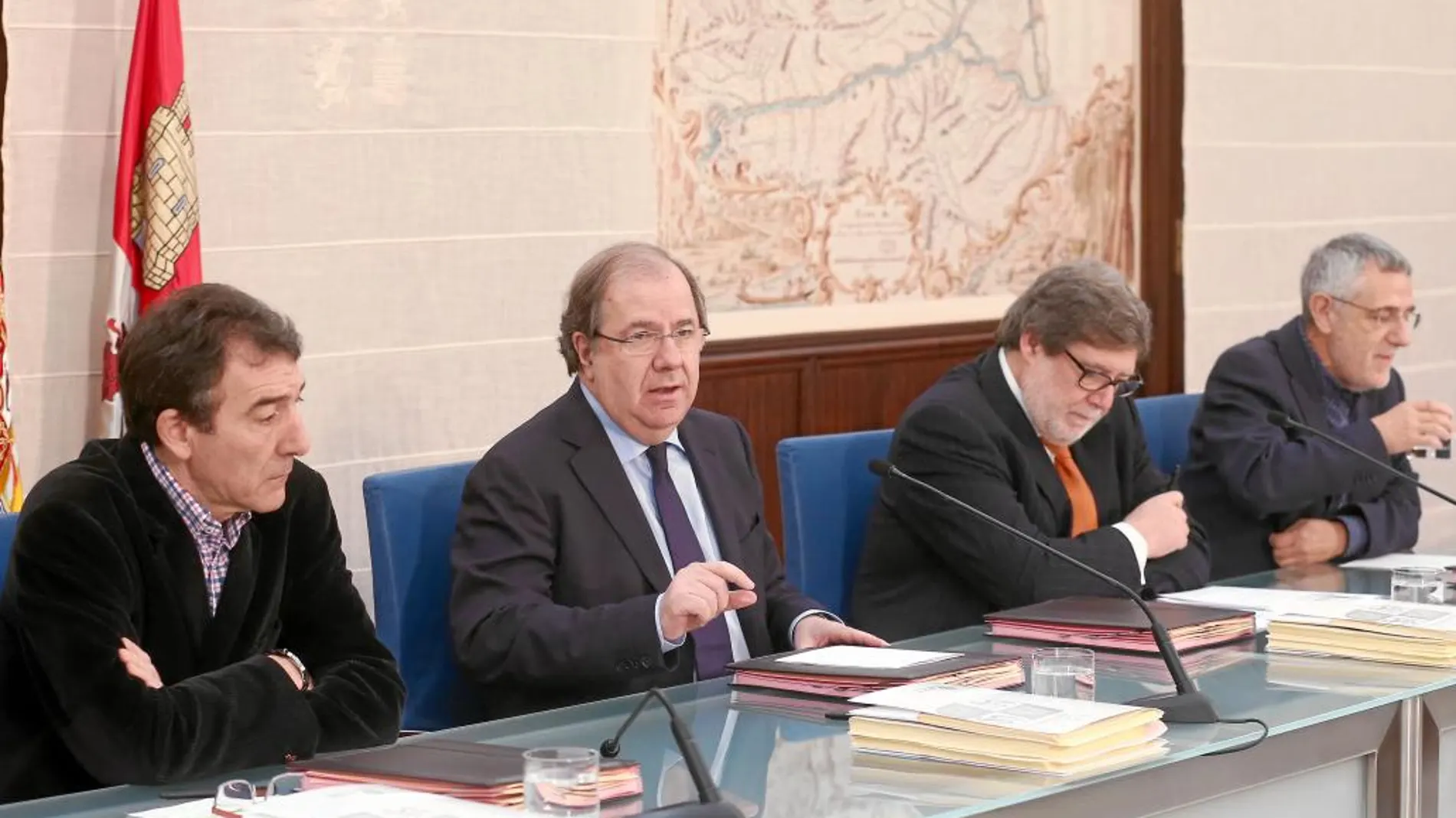 Herrera firma los acuerdos con Ángel Hernández ( CC OO), Santiago Aparicio (Cecale) y Agustín Prieto (UGT)