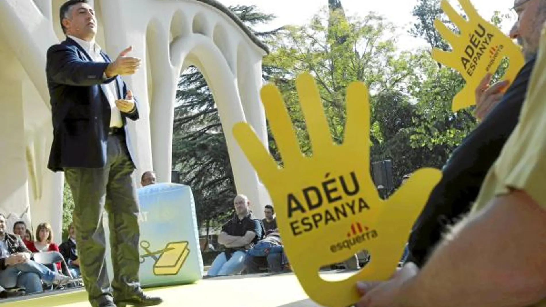 Puigcercós en una imagen del mitin que ofreció en Terrasa el pasado sábado, junto al material de campaña que distribuyen los republicanos