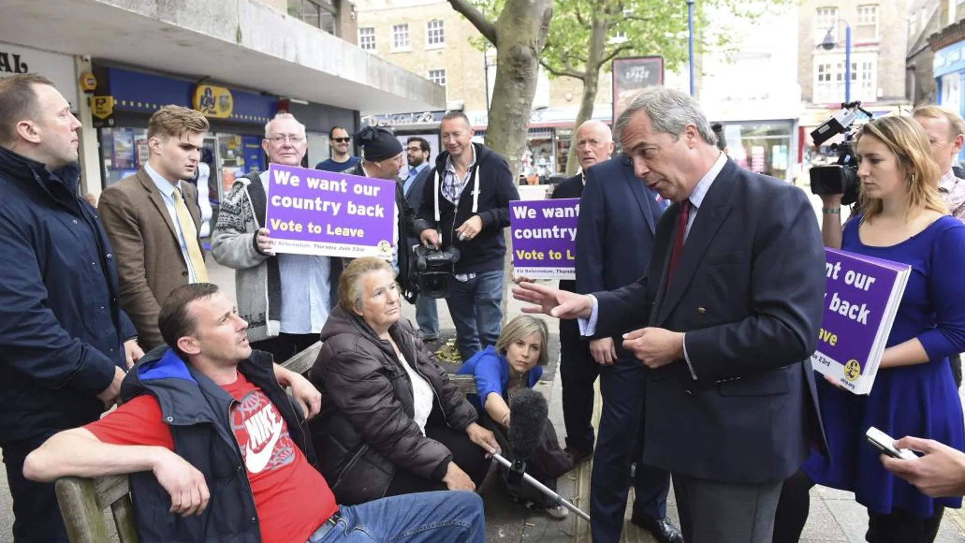 El líder del Partido por la Independencia del Reino Unido (UKIP), Nigel Farage (c), durante su campaña