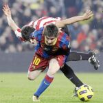 San José obstaculiza el avance de Messi hacia la portería de Iraizoz