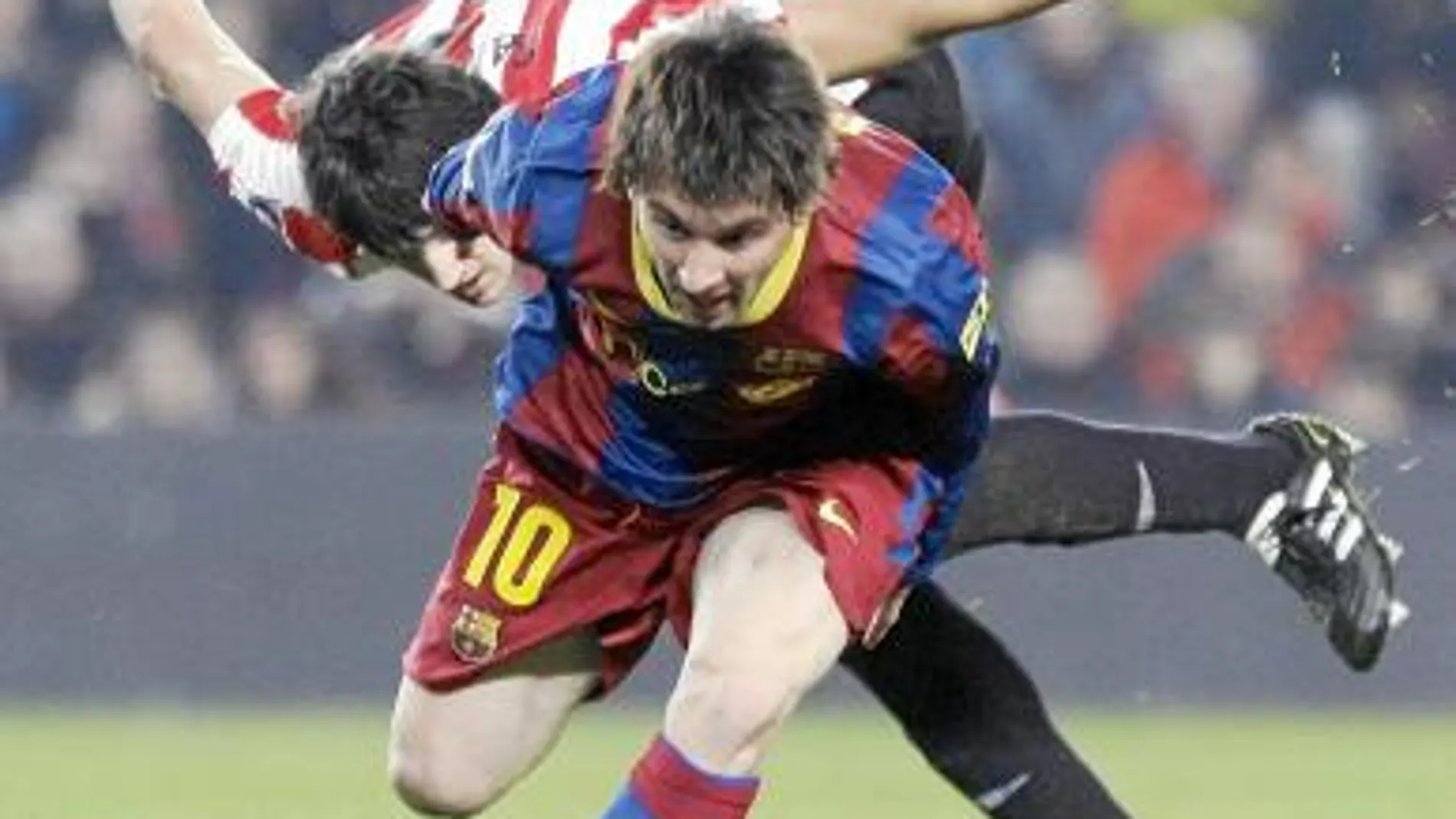 San José obstaculiza el avance de Messi hacia la portería de Iraizoz