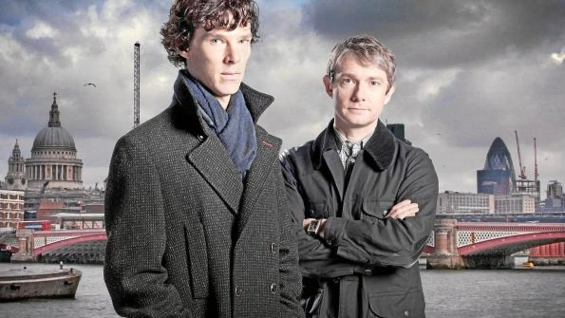 Arriba, Cumberbatch y Freeman dan vida a Sherlock y Watson en la última versión para televisión.