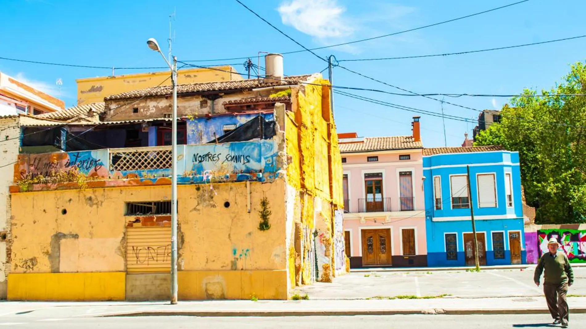 Una de las casi cien viviendas ocupadas de manera ilegal en el barrio del Cabanyal de Valencia