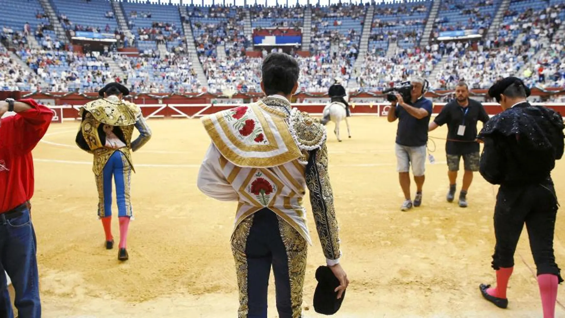 Imagen de la salida al ruedo de Illumbe de Enrique Ponce, José María Manzanares y Alberto López Simón