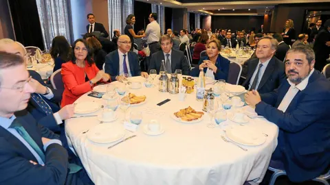 Rosa Valdeón, momentos antes de que comenzara el desayuno informativo organizado por El Norte de Castilla, en compañía del director Carlos Aganzo, de su director general, Ángel de las Heras, del presidente del PP de Valladolid, Ramiro Ruiz Medrano, del presidente del CES, Germán Barrios, y de Paloma Barba y Adrián García, de Telefónica