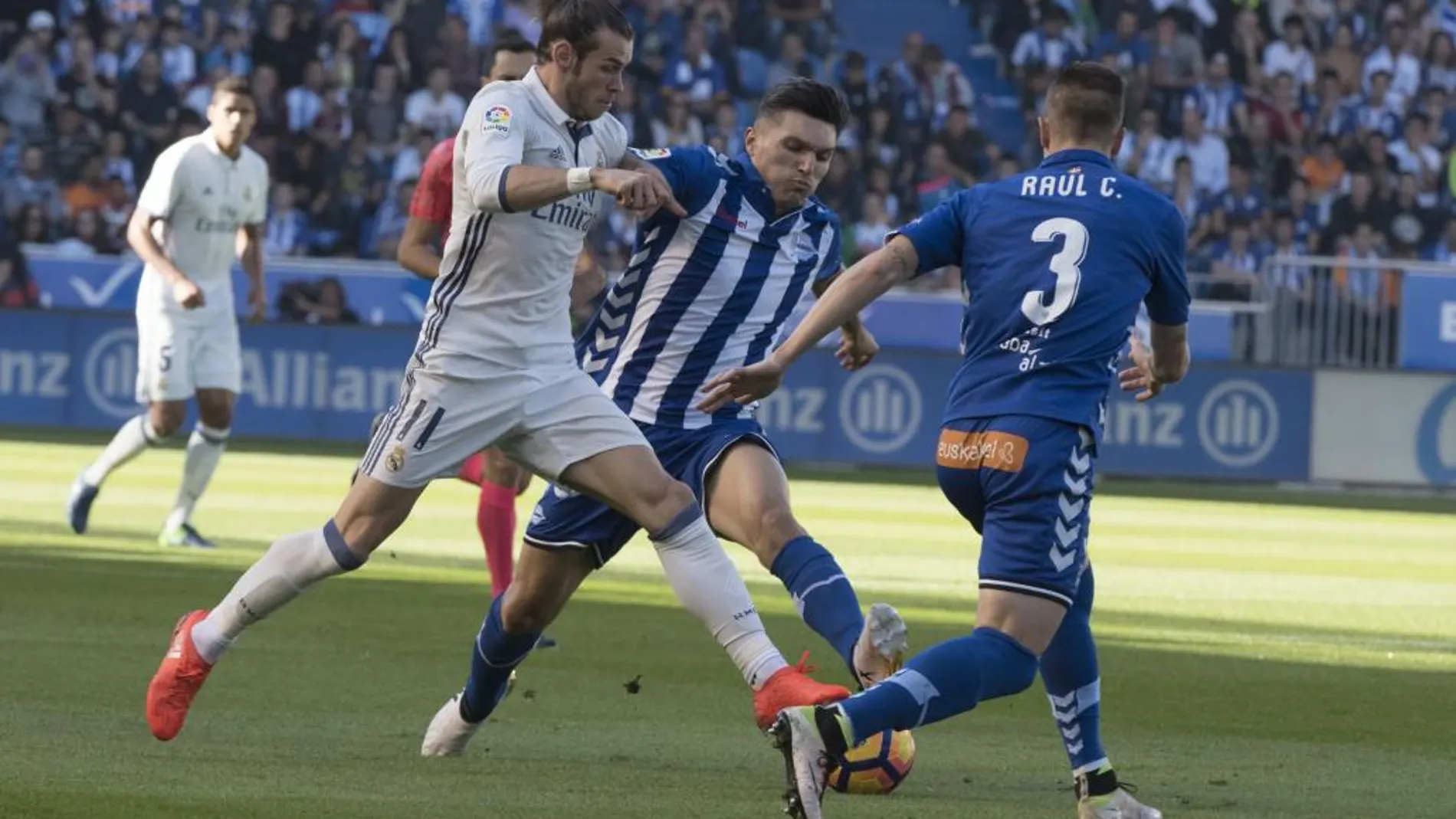 Theo Hernández disputando un partido contra el Madrid