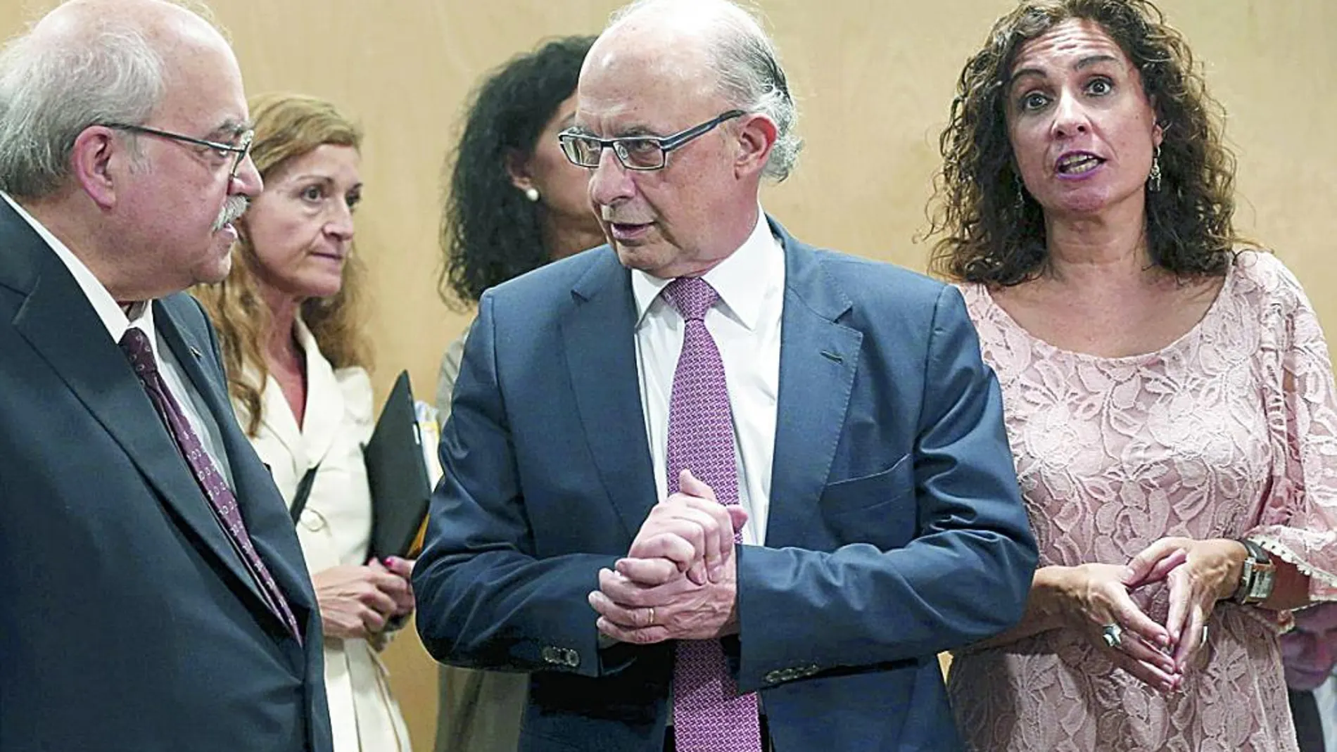 El ministro de Hacienda, Cristóbal Montoro, y la consejera del ramo en la Junta, María Jesús Montero