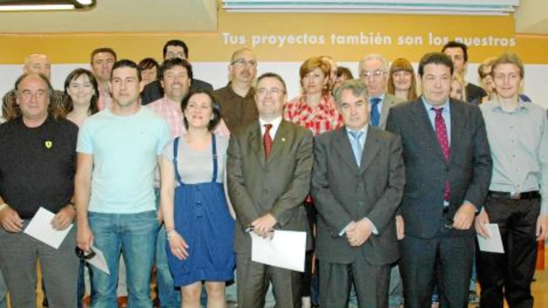 Los galardonados, junto a los responsables de Caja Mediterráneo