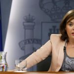 La vicepresidenta del Gobierno, Soraya Sáenz de Santamaría, en la rueda de prensa tras el Consejo de Ministros