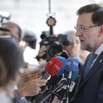 Mariano Rajoy atiende a los medios a su llegada a la reunión del Partido Popular Europeo en Bruselas hoy.