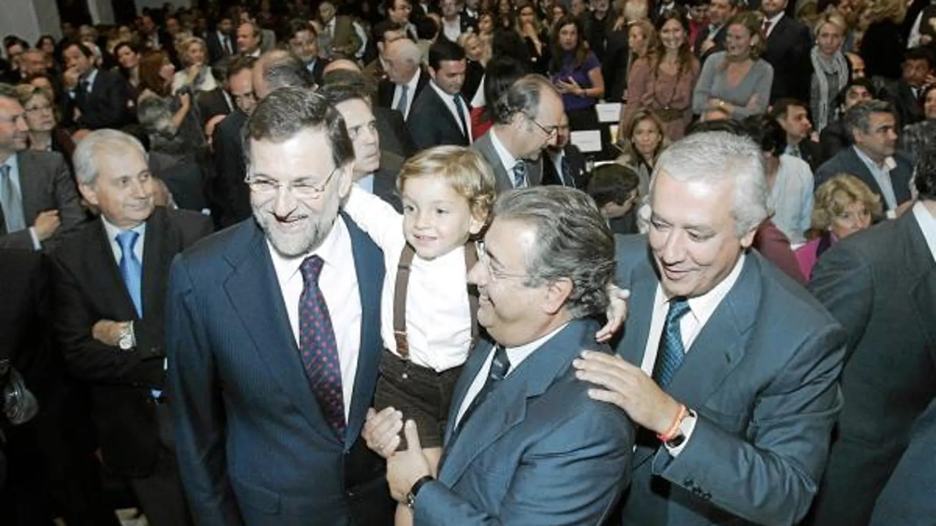 Juan Ignacio Zoido, con Mariano Rajoy, Javier Arenas y su más ferviente seguidor, su hijo Fernandito