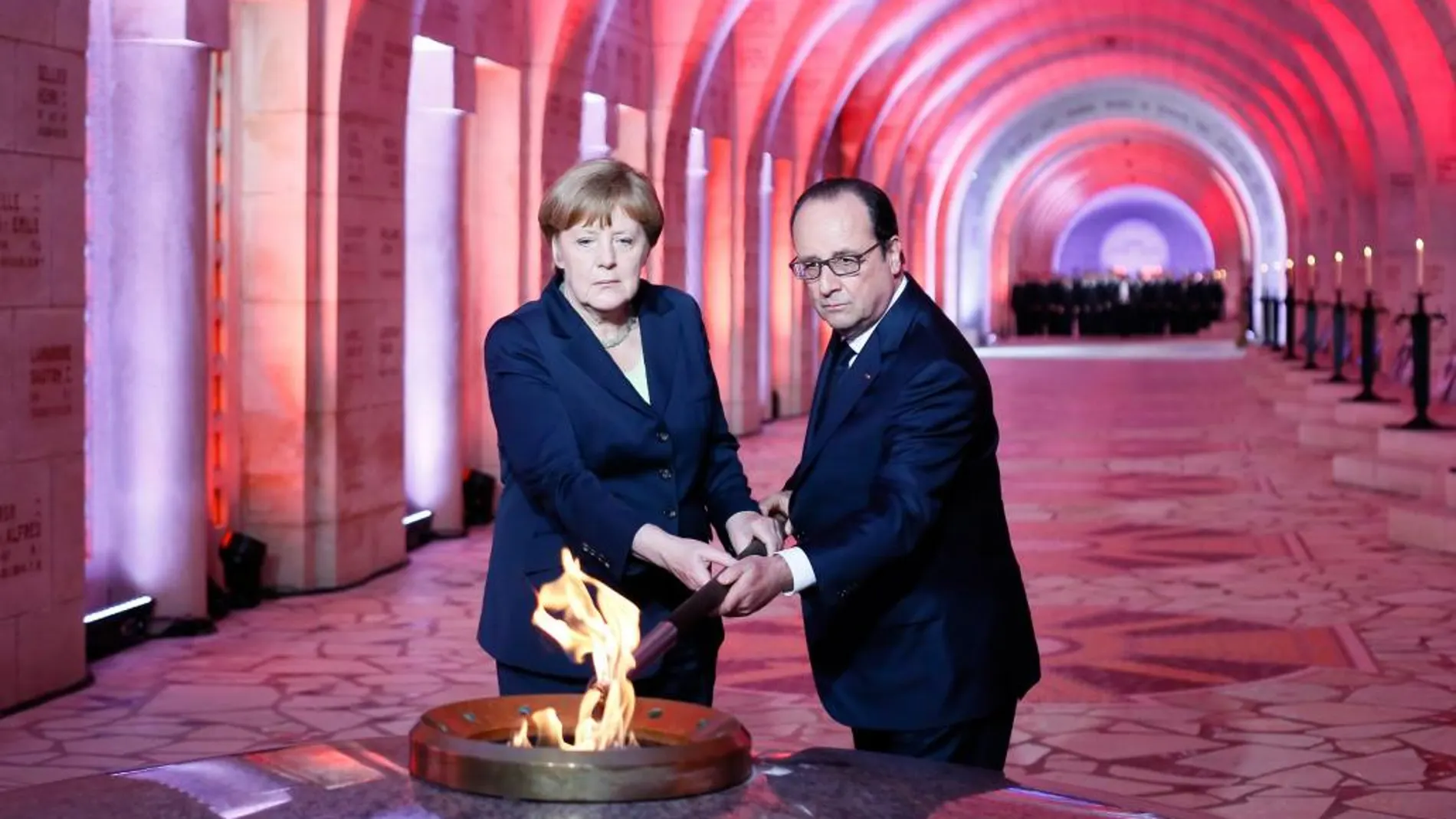 Hollande y Merkel en el osario con los restos de las víctimas de la batalla de Verdún.