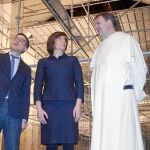 La consejera de Cultura y Turismo de la Junta de Castilla y León, María Josefa García Cirac, y el prior de la Orden de los Dominicos de Salamanca, Ricardo de Luis, firman un protocolo para el proyecto de restauración del Salón de Profundis del Convento salmantino de San Esteban
