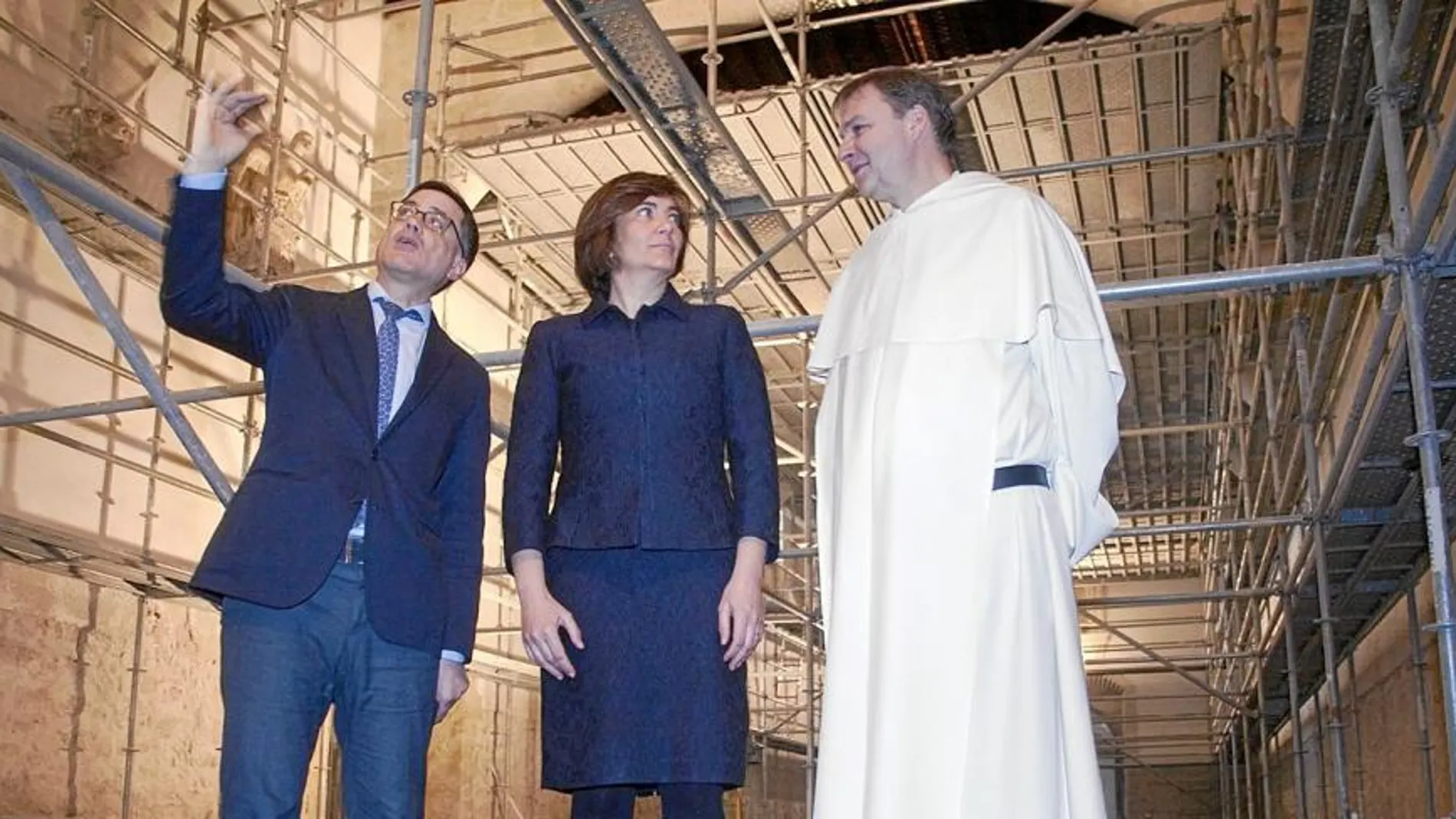 La consejera de Cultura y Turismo de la Junta de Castilla y León, María Josefa García Cirac, y el prior de la Orden de los Dominicos de Salamanca, Ricardo de Luis, firman un protocolo para el proyecto de restauración del Salón de Profundis del Convento salmantino de San Esteban