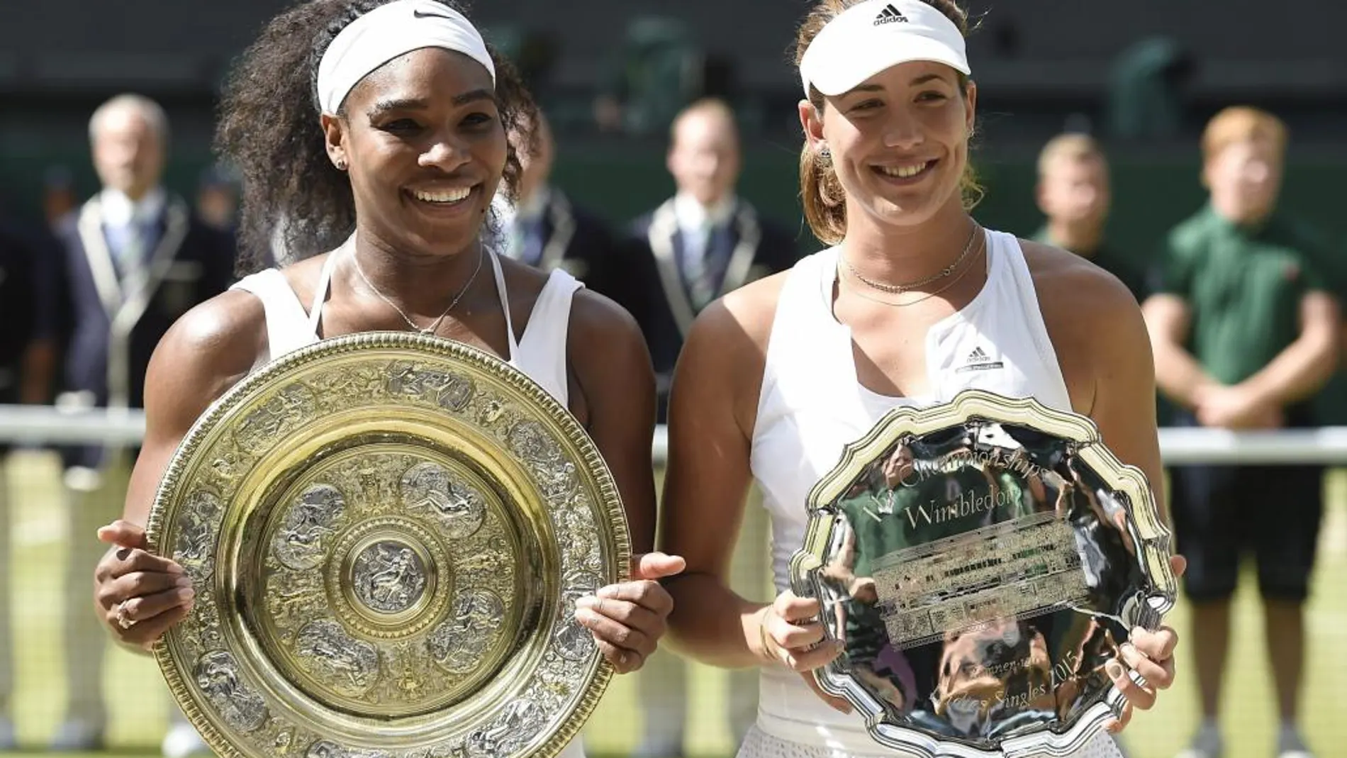 Serena Williams y Garbine Muguruza posan con sus trofeos de campeona y subcampeona, respectivamente.