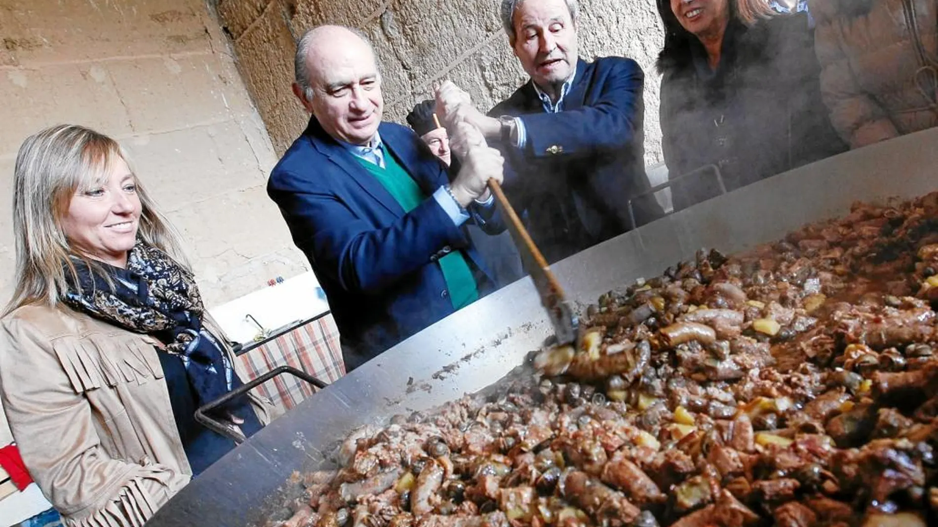 Jorge Fernández cocina caracoles en Can Mingo y acaricia vacas con el candidato de Lleida Josep Ignasi Llorens
