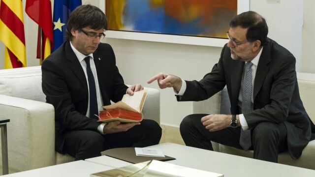 Un momento de la reunión entre Rajoy y Puigdemont en La Moncloa en abril de 2016. (Foto: Alberto R. Roldán)