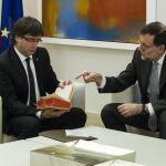 Un momento de la reunión entre Rajoy y Puigdemont en La Moncloa en abril de 2016. (Foto: Alberto R. Roldán)