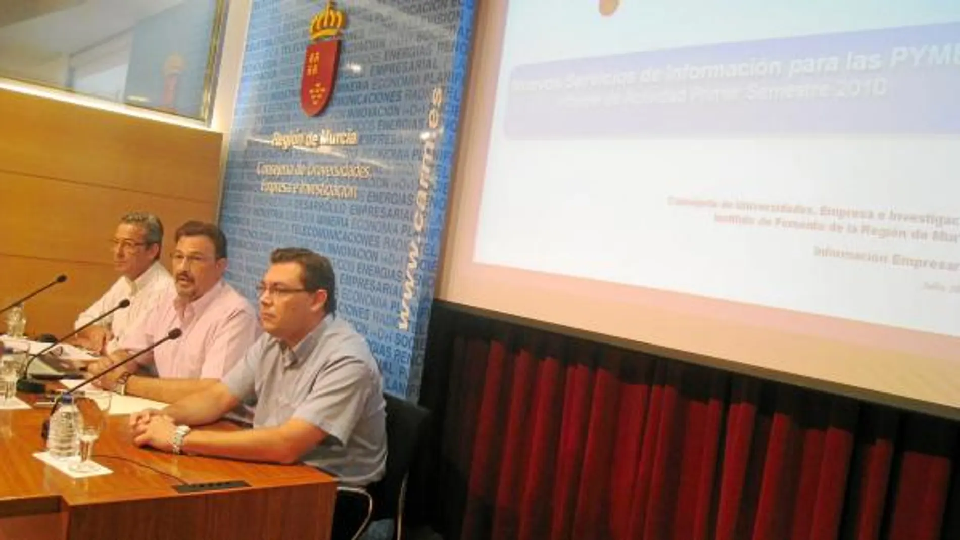 Francisco Martínez, Juan José Beltrán y Francisco Fuentes, ayer durante la rueda de prensa en la consejería