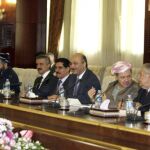 Fotografía facilitada hoy, domingo, 24 de octubre de 2010 que muestra al presidente iraquí, Jalal Talabani (2ºdcha), conversando con el líder de la región kurda en Irak, Massoud Barzani (3ºdcha), durante una reunión con líderes de los cinco partidos aliad