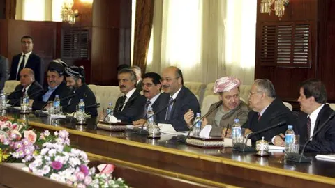 Fotografía facilitada hoy, domingo, 24 de octubre de 2010 que muestra al presidente iraquí, Jalal Talabani (2ºdcha), conversando con el líder de la región kurda en Irak, Massoud Barzani (3ºdcha), durante una reunión con líderes de los cinco partidos aliad
