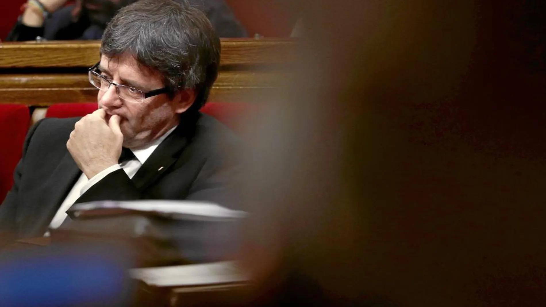 Puigdemont, meditabundo, no pudo disimular ayer su decepción en el Parlament por la deslealtad de la CUP