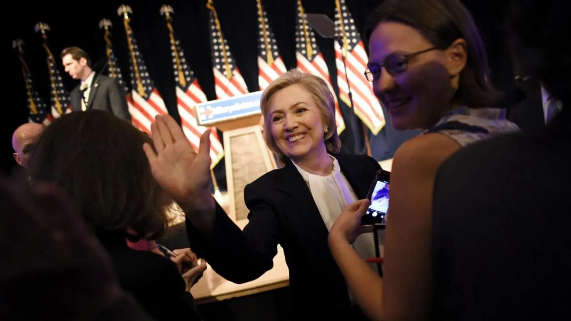 La precandidata presidencial demócrata estadounidense, Hillary Clinton, tras presentar su agenda económica en la universidad La Nueva Escuela de Nueva York
