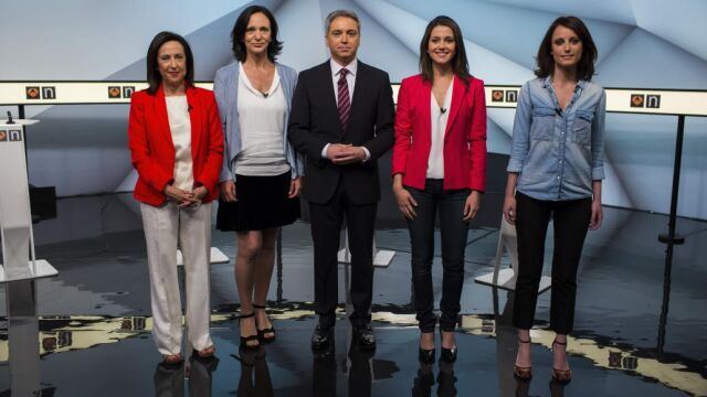 Las cuatro participantes con el moderador