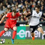El delantero del Valencia, Ferrán Torres, disputa el balón con el centrocampista de la Real Sociedad, David Zurutuza, durante el partido de Liga celebrado en el estadio de Mestalla
