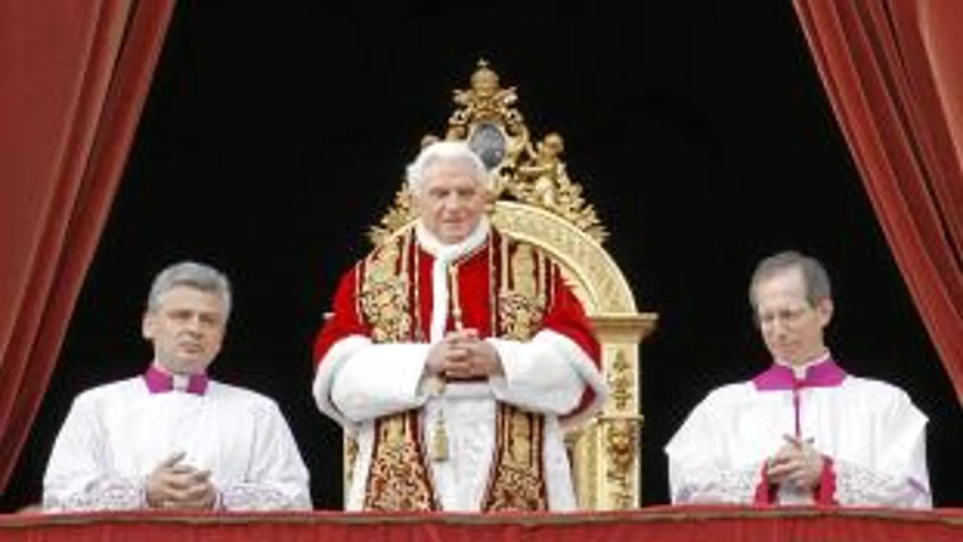 Benedicto XVI durante su mensaje navideño «Urbi et Orbi», que pronunció ayer y en el que pidió a los fieles «perseverar en la fidelidad»