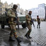 Policías belgas patrullando las calles de Bruselas ante el riesgo de atentado terrorista.