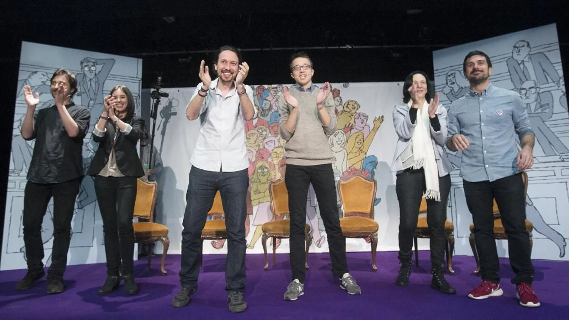 El líder de Podemos, Pablo Iglesias (c-i), junto al secretario político, Íñigo Errejón.
