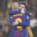 Messi acude a abrazar a Iniesta después de darle el pase para el cuarto gol del Barcelona