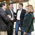 Fernández Mañueco conversa con el presidente de la Diputación soriana, Antonio Pardo, y la presidenta del PP de Soria, María del Mar Angulo, antes de que comenzara la IV Intermunicipal del PP de esta provincia