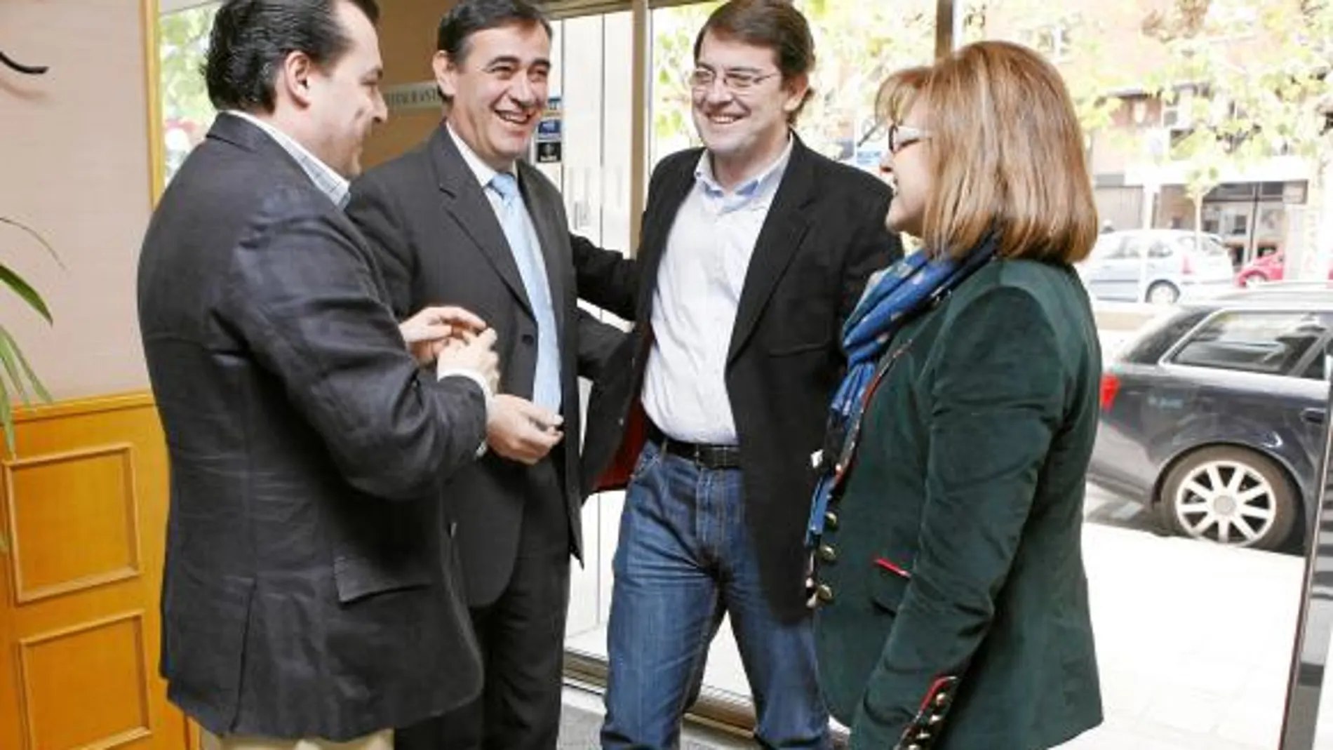 Fernández Mañueco conversa con el presidente de la Diputación soriana, Antonio Pardo, y la presidenta del PP de Soria, María del Mar Angulo, antes de que comenzara la IV Intermunicipal del PP de esta provincia