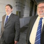 El ex director general de Trabajo, Francisco Javier Guerrero, junto a su abogado, Fernando de Pablo